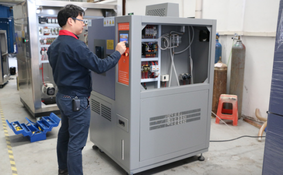 正航儀器專業(yè)工程師為東方電氣集團進行設備調試