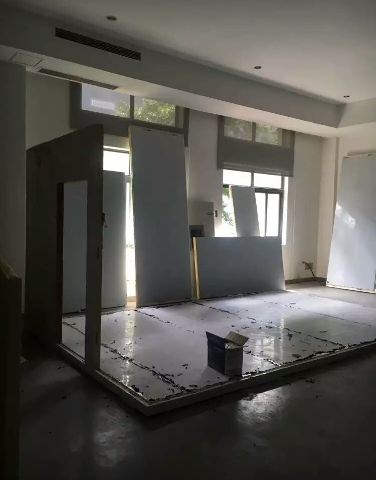 正航專業(yè)負(fù)責(zé)的工程師認(rèn)真細(xì)致的安裝設(shè)備、組裝外殼到安裝框架，再到擰緊螺