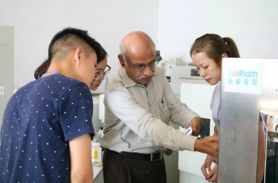 外國專家現(xiàn)場指導加快技術轉化步伐