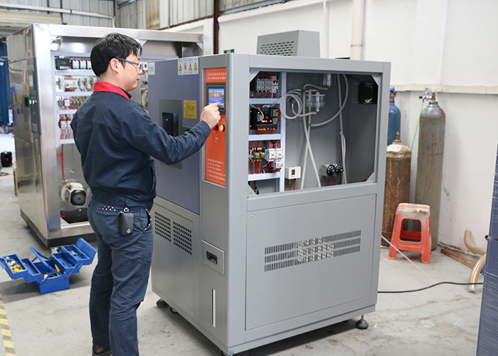 正航儀器車間技術(shù)人員現(xiàn)場調(diào)式恒定濕熱試驗箱