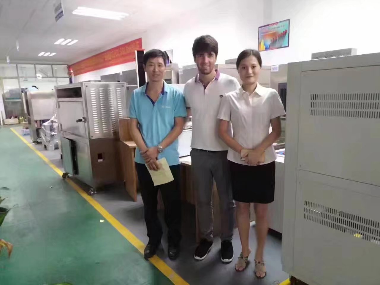 業(yè)務(wù)同事及工程師為意大利客戶講解設(shè)備并一起合影留照