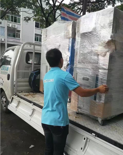 兩臺(tái)負(fù)70度恒溫恒濕試驗(yàn)箱裝車發(fā)貨