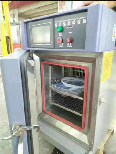 桌上型恒溫恒濕實(shí)驗(yàn)箱內(nèi)部空間展示圖片