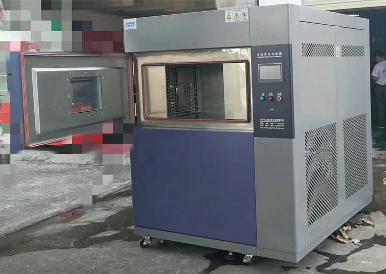 客戶訂購(gòu)三箱水冷式冷熱沖擊試驗(yàn)箱開(kāi)門圖